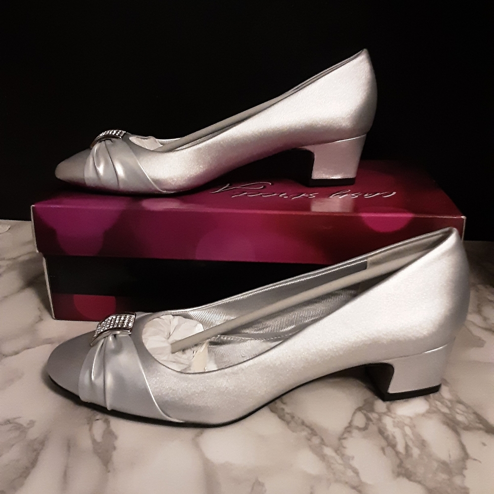 Easy street silver Satin pump 8.5w
